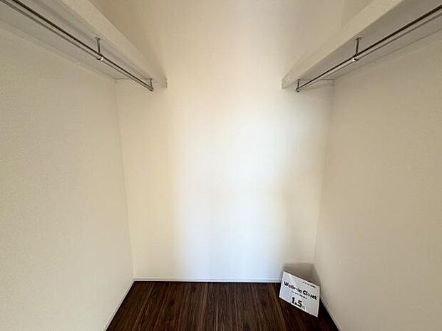 ウォークインクローゼットです！たくさん収納できますので、お部屋をきれいに保てますね！