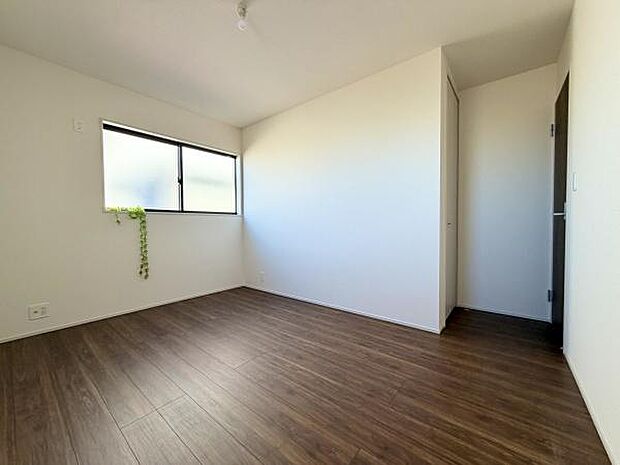 明るい陽射しが差し込む洋室は、心地よい安らぎを提供するプライベート空間。あなたのライフスタイルに合わせて、自由にアレンジできます。