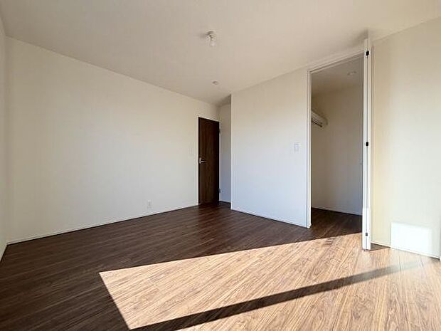 大きな窓から差し込む自然光が部屋全体を明るく照らし、心地よい空間を演出します。