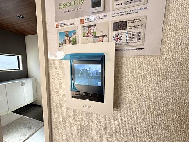 テレビモニターインターフォンがあれば、訪問者を顔で確認できる安心感。防犯対策はもちろん、家族みんなが快適にコミュニケーションできる便利なアイテムです。