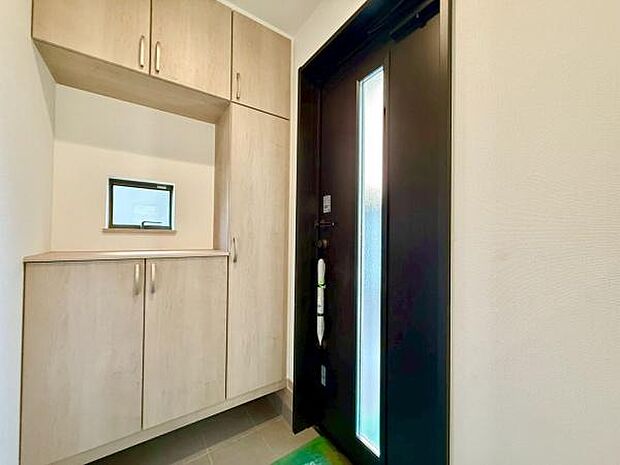 収納力のあるシューズボックスにはオシャレなオブジェや趣味のコレクションを飾ってお客様をお出迎えするのもステキですね。