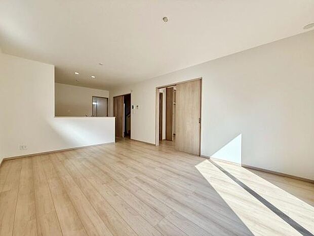 くつろげるリビングで過ごす、家族との何気ない会話と笑顔。ここで過ごす時間が日常に彩りを添えます。