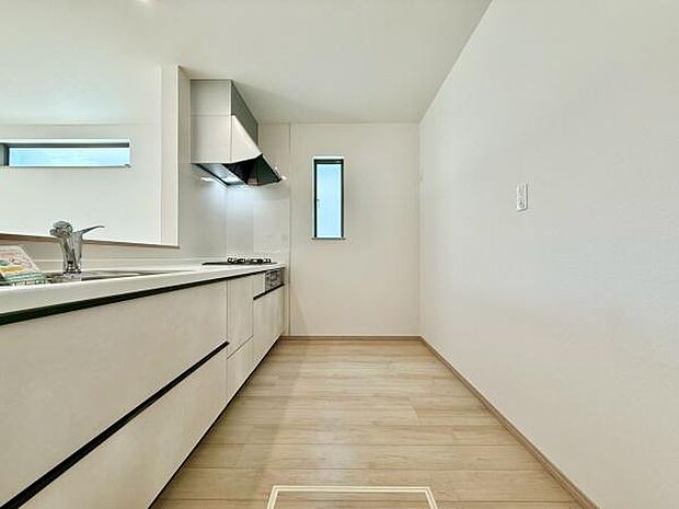 対面式キッチンは、料理中でも家族やゲストとのコミュニケーションが取りやすく、開放感が魅力です。リビング全体を見渡せるため、子供の様子を確認しながら家事を進められる利便性も高いです。