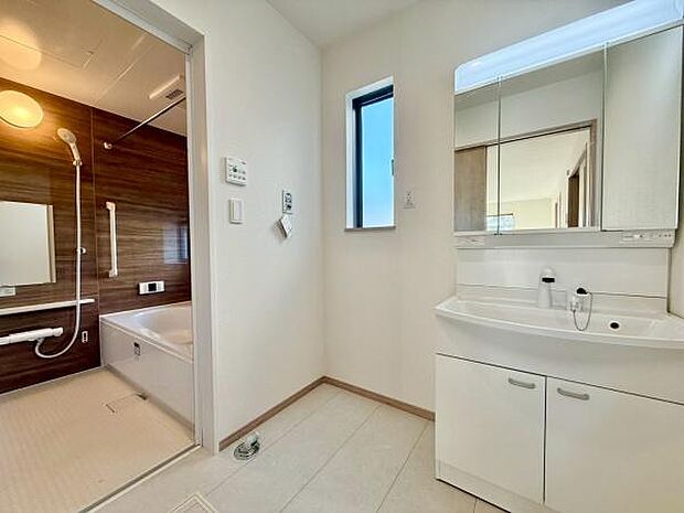 独立した洗面スペースは、身支度もスムーズに進む機能的な空間。毎日のスタートを気持ちよくサポートします。