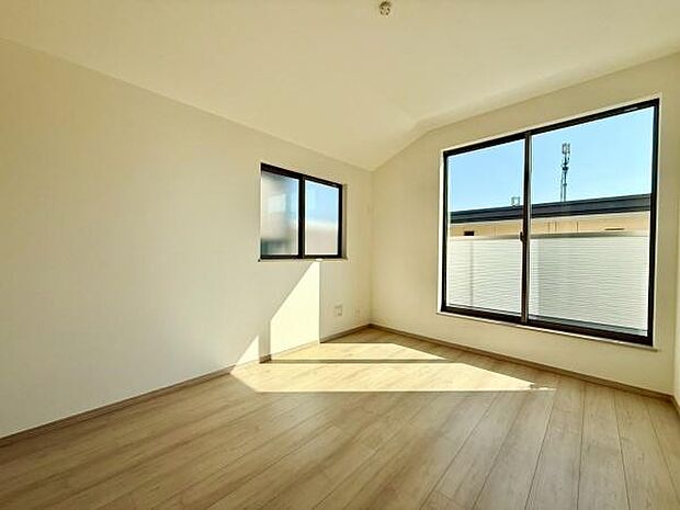 窓から差し込む自然光が部屋全体を明るく照らし、心地よい空間を演出します。