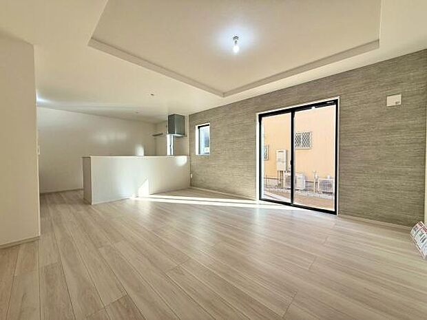 大きな窓からたっぷりと差し込む明るい日差しが、リビング全体を温かく包み込みます。この開放感あふれる空間は、ご家族が一番多くの時間を過ごす場所として最適です。