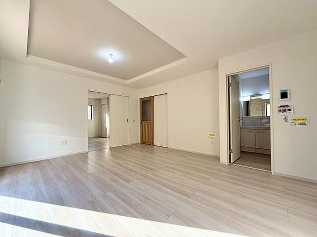 日差しがたっぷりと注ぐリビングでは、家族全員がリラックス。毎日がくつろぎと笑顔に満ちた空間が広がります