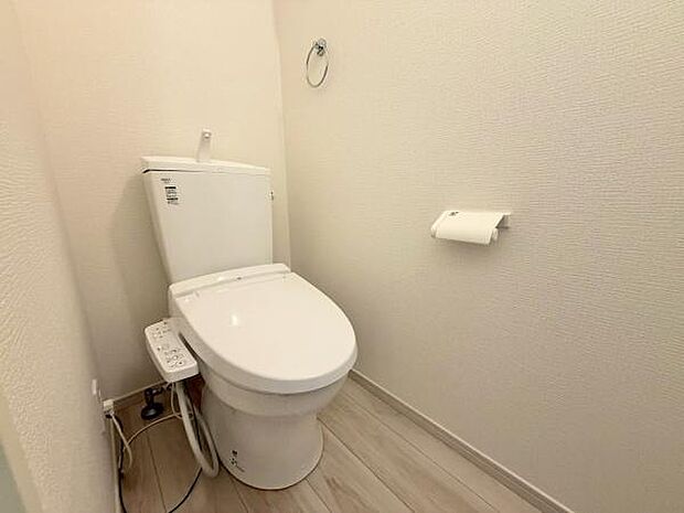 洗浄機能と温座で、心地よい清潔感を。寒い季節も、優しい温もりが迎えてくれる。日々の生活に、ほんのり贅沢な癒しを！