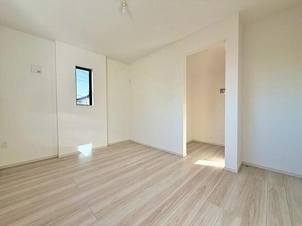 収納豊富でお片付けに便利です。大容量の収納で、大切な衣類をしっかりと保管できますね。居住空間かスッキリ！