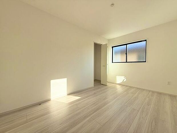 明るい陽射しが差し込む洋室は、心地よい安らぎを提供するプライベート空間。あなたのライフスタイルに合わせて、自由にアレンジできます。