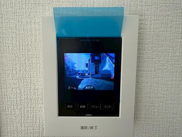 テレビモニターインターフォンがあれば、訪問者を顔で確認できる安心感。防犯対策はもちろん、家族みんなが快適にコミュニケーションできる便利なアイテムです。