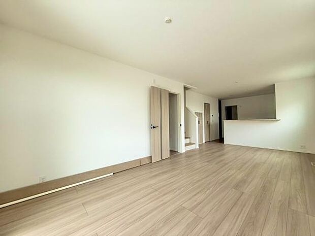 広々としたリビングで過ごす、家族との何気ない会話と笑顔。ここで過ごす時間が、日常に彩りを添えます。