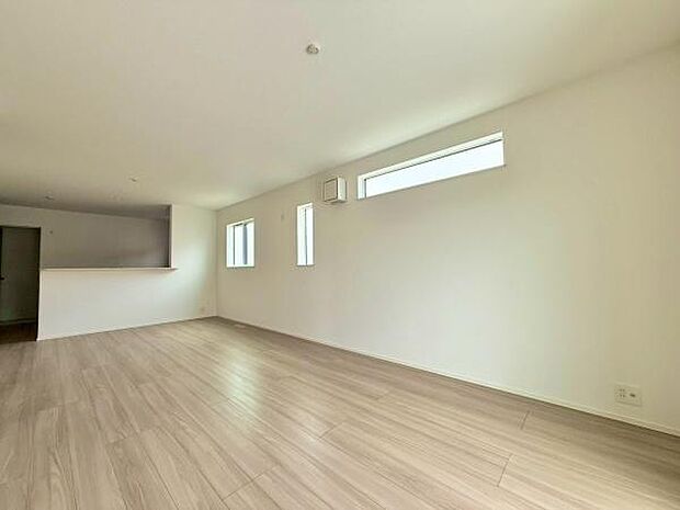 日差しがたっぷりと注ぐリビングでは、家族全員がリラックス。毎日がくつろぎと笑顔に満ちた空間が広がります