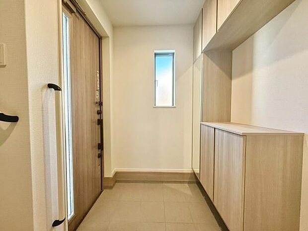 収納があり玄関もスッキリ片付きます。