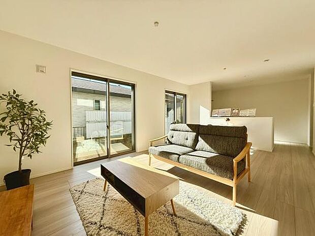 大きな窓からたっぷりと差し込む明るい日差しが、リビング全体を温かく包み込みます。この開放感あふれる空間は、ご家族が一番多くの時間を過ごす場所として最適です。