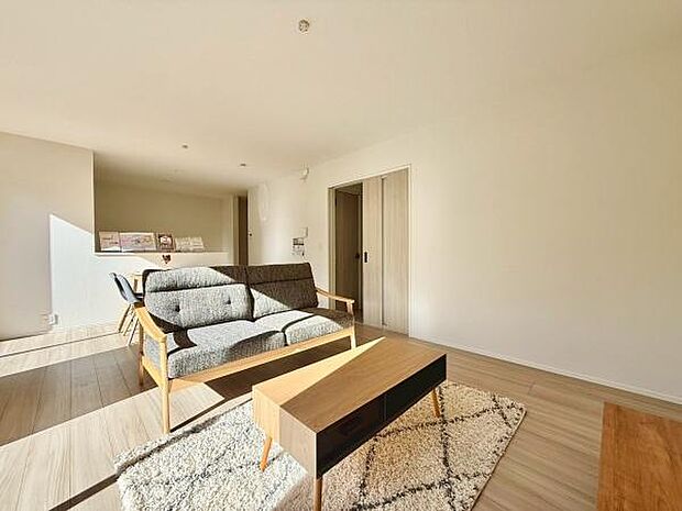 日差しがたっぷりと注ぐリビングでは、家族全員がリラックス。毎日がくつろぎと笑顔に満ちた空間が広がります