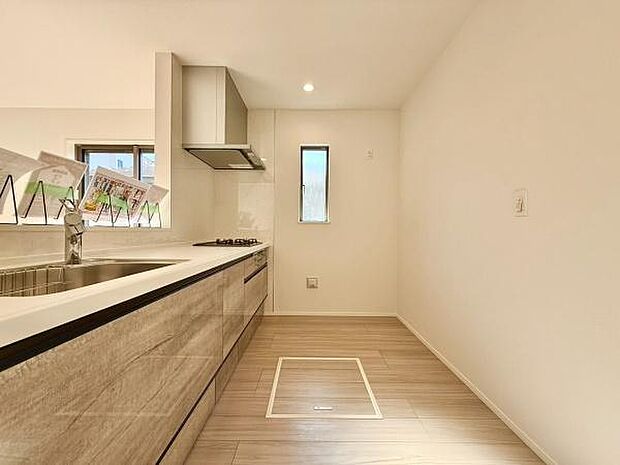 対面式キッチンは、料理中でも家族やゲストとのコミュニケーションが取りやすく、開放感が魅力です。リビング全体を見渡せるため、子供の様子を確認しながら家事を進められる利便性も高いです。