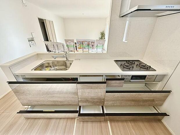 収納が豊富なキッチンスペース。調理器具や食器がすっきりと収まり、キッチンがいつも整然とした状態に。効率的に料理ができるので、毎日のクッキングがもっと楽しくなります。