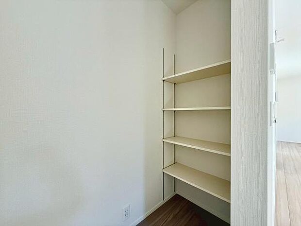 パントリーは、食材やキッチン用品を整理整頓するのに最適なスペースです。効率的な収納で、キッチンがすっきりと片付きます。