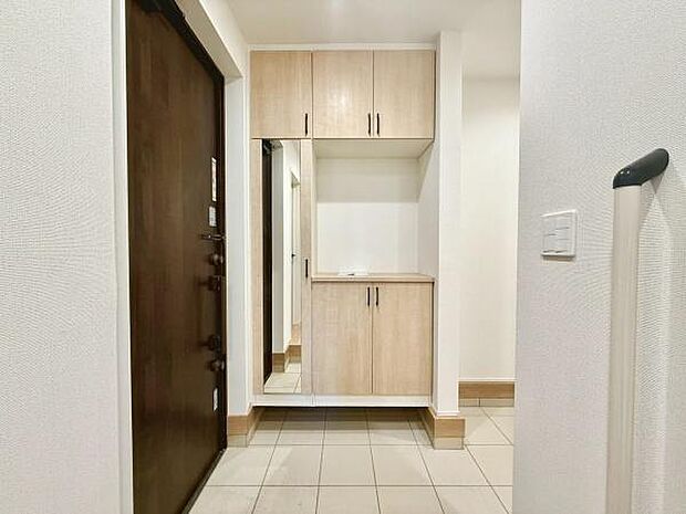 玄関入って左側にシューズインクローゼット。玄関周りをすっきりさせることができます。