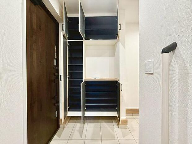 大容量のシューズケース。たくさん収納できますので、玄関周りをすっきりさせることができます。