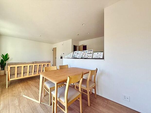 日差しがたっぷりと注ぐリビングでは、家族全員がリラックス。毎日がくつろぎと笑顔に満ちた空間が広がります