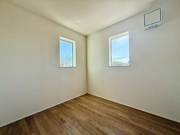 窓から差し込む自然光が部屋全体を明るく照らし、心地よい空間を演出します。