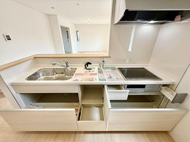 収納が豊富なキッチンスペース。調理器具や食器がすっきりと収まり、キッチンがいつも整然とした状態に。効率的に料理ができるので、毎日のクッキングがもっと楽しくなります。