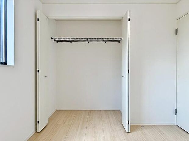 クローゼットが完備されたお住まい。衣類や小物をすっきりと収納でき、部屋全体が整然とした印象に。