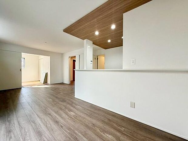 くつろげるリビングで過ごす、家族との何気ない会話と笑顔。ここで過ごす時間が日常に彩りを添えます。