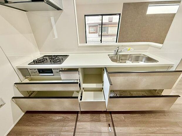 収納が豊富なキッチンスペース。調理器具や食器がすっきりと収まり、キッチンがいつも整然とした状態に。効率的に料理ができるので、毎日のクッキングがもっと楽しくなります。