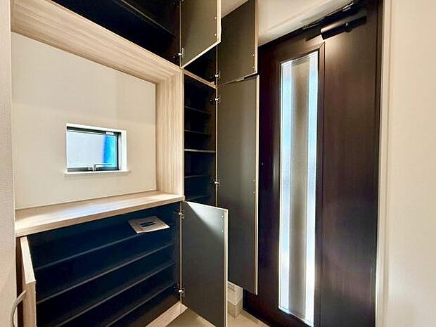 収納があり玄関もスッキリ片付きます。