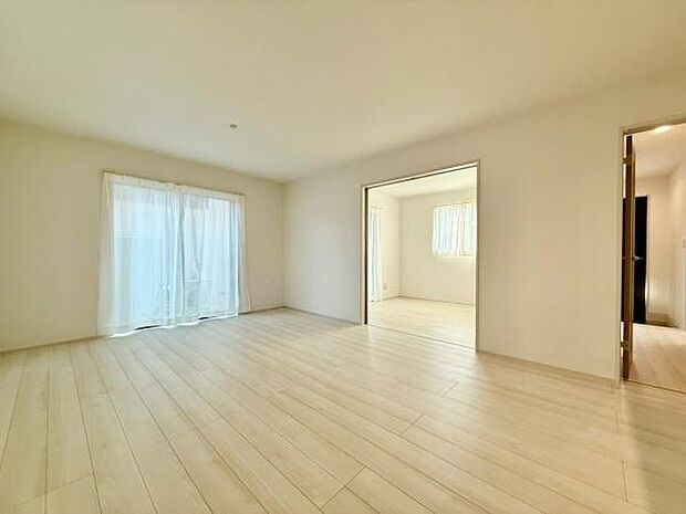 大きな窓からたっぷりと差し込む明るい日差しが、リビング全体を温かく包み込みます。この開放感あふれる空間は、ご家族が一番多くの時間を過ごす場所として最適です。