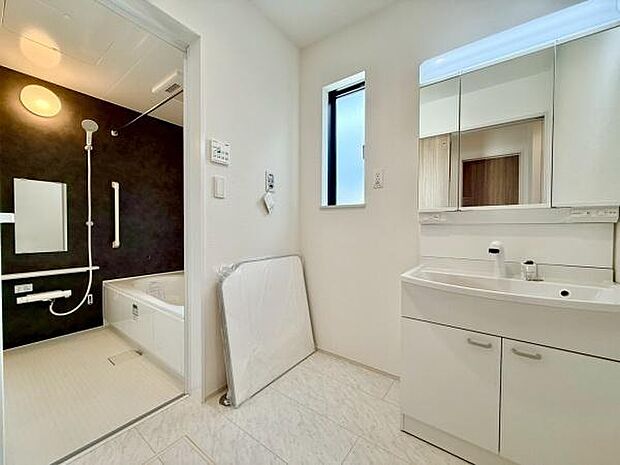 独立した洗面スペースは、身支度もスムーズに進む機能的な空間。毎日のスタートを気持ちよくサポートします。