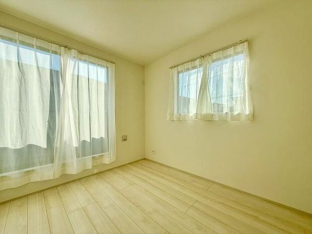 大きな窓から差し込む自然光が部屋全体を明るく照らし、心地よい空間を演出します。