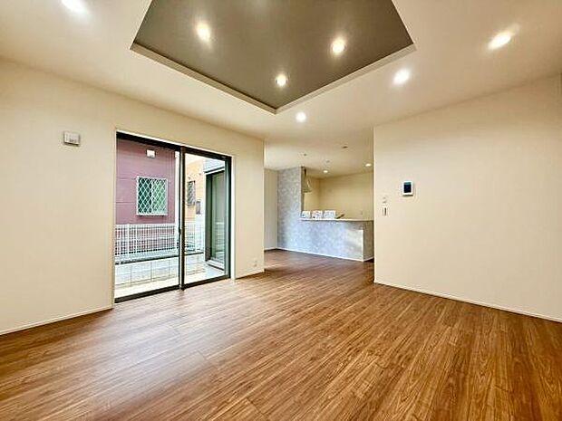 家族が集まるリビングは、ただ広いだけじゃない。心地よさと開放感が調和し、自然と笑顔が生まれる場所です