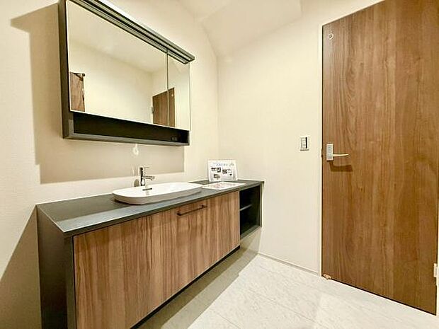 広々とした洗面スペースは、身支度もスムーズに進む機能的な空間。毎日のスタートを気持ちよくサポートします。