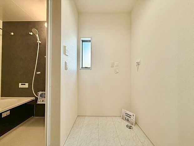 ランドリースペース。洗濯機スペース、充分な広さをもつ当物件の魅力のひとつ。