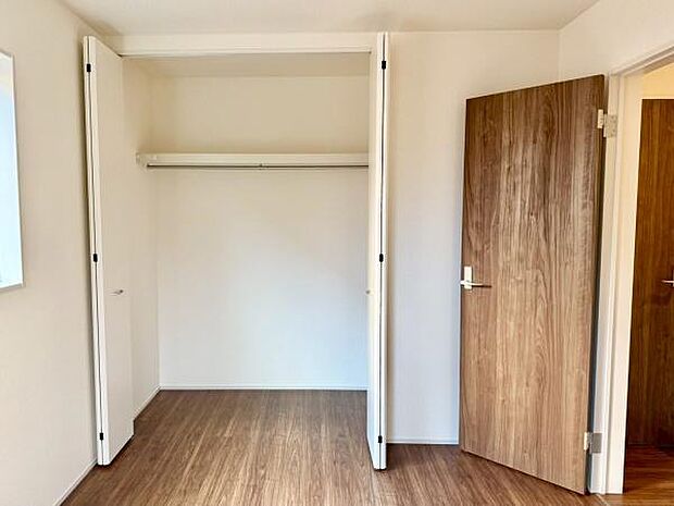 クローゼットが完備されたお住まい。衣類や小物をすっきりと収納でき、部屋全体が整然とした印象に。毎日のコーディネートが楽しくなる空間です。