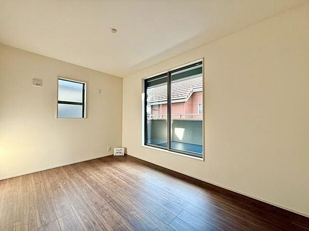 大きな窓から差し込む自然光が部屋全体を明るく照らし、心地よい空間を演出します。