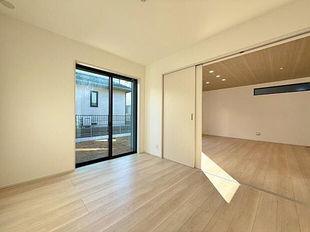 リビング続きのゆったりとくつろげそうな空間です