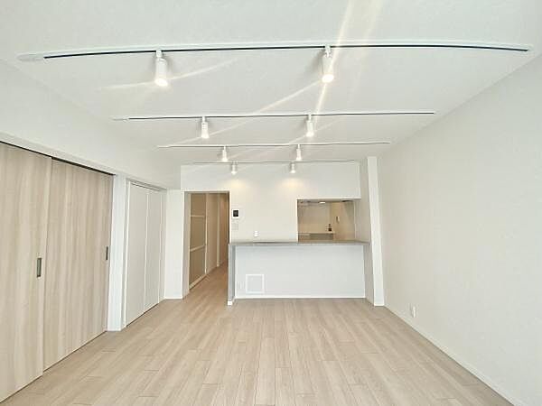 家族が集まるリビングは心地よさと開放感が調和し、自然と笑顔が生まれる場所です。