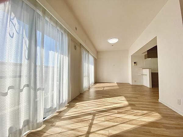 大きな窓からたっぷりと差し込む明るい日差しが、リビング全体を温かく包み込みます。この開放感あふれる空間は、ご家族が一番多くの時間を過ごす場所として最適です。