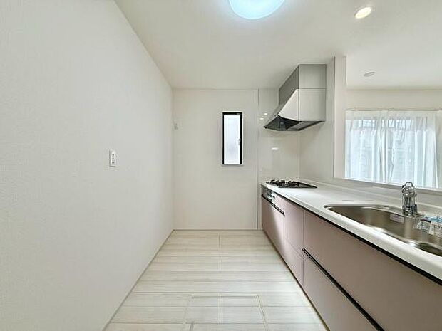 対面式キッチンは、料理中でも家族やゲストとのコミュニケーションが取りやすく、開放感が魅力です。リビング全体を見渡せるため、子供の様子を確認しながら家事を進められる利便性も高いです。