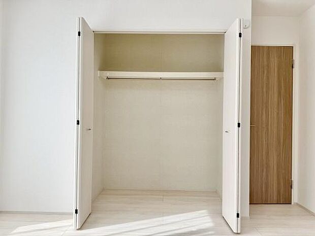 クローゼットが完備された住まい。衣類や小物をすっきりと収納でき、部屋全体が整然とした印象に。毎日のコーディネートが楽しくなる空間です。