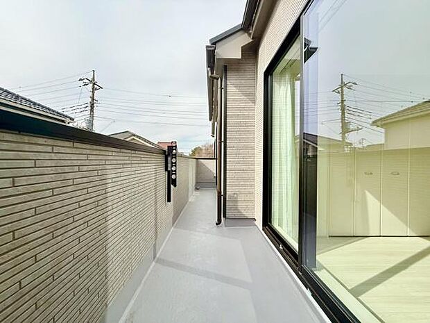 バルコニーです。日差しを浴びて、心地よいひとときを過ごすのもいいですね