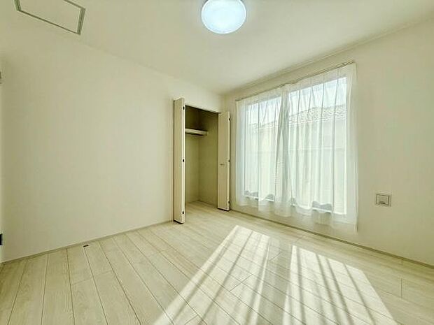 大きな窓から差し込む自然光が部屋全体を明るく照らし、心地よい空間を演出します。