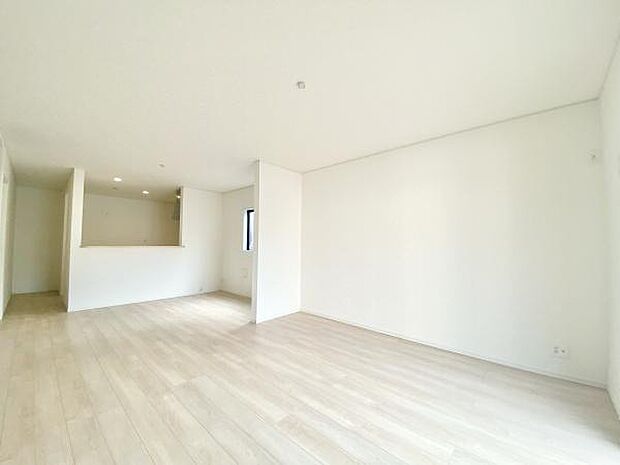 家族が集まるリビングは心地よさと開放感が調和し、自然と笑顔が生まれる場所です。