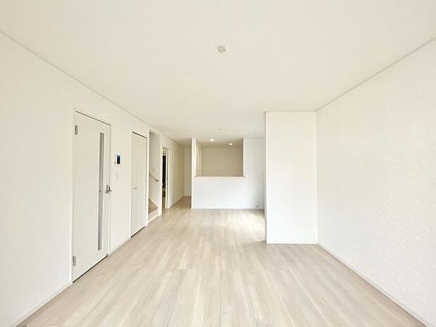 くつろげるリビングで過ごす、家族との何気ない会話と笑顔。ここで過ごす時間が日常に彩りを添えます。