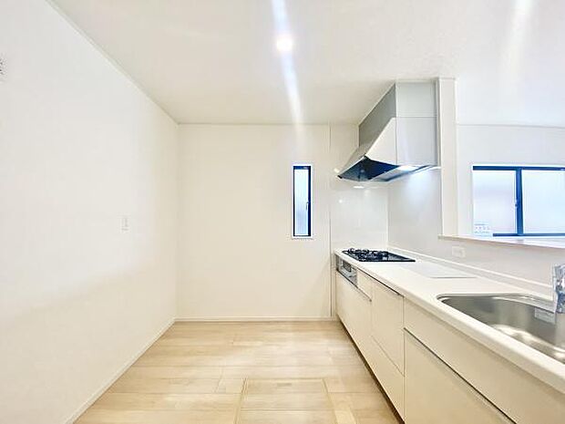 対面式キッチンは、料理中でも家族やゲストとのコミュニケーションが取りやすく、開放感が魅力です。リビング全体を見渡せるため、子供の様子を確認しながら家事を進められる利便性も高いです。